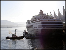 cruise ship in the harbor (263 kb)
