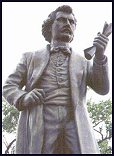 statue of Louis Riel (22 kb)